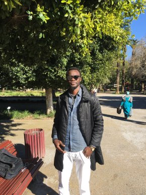 Je suis un homme de 1m93 noir qui vit au Maroc et j’aime discuter rire voyager 
