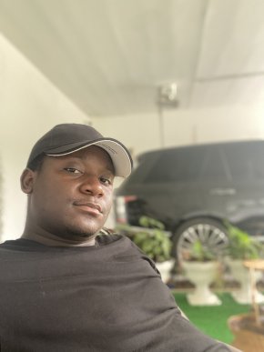 Je suis simple jovial j’aime pas les problèmes mais y’a une chose ou je suis un maître au lit 