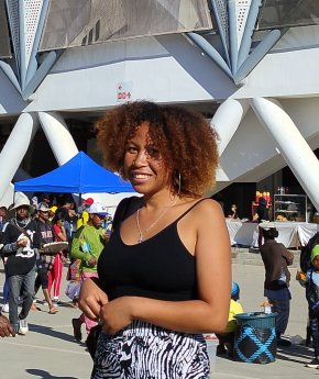 Je suis une fille simple et souriante 
