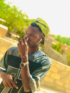 Je cherche une fille pour qu'on fait une relation simplle