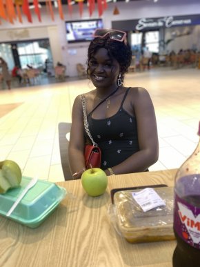 espoir, amour , respect , femme douce et ambitieuse souriante