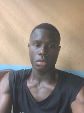 Satisfait la femme et lui donne le sourire 