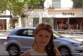 Aimante , souriante , respectueuse, accueillante, souriante, protectrice, attentive 