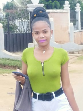 Je suis une fille gentille fidèle respecteuse caline 