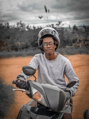 Je cherche une fille entre 20 a 25 ans 
