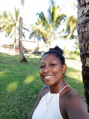 Je suis une femme célibataire et je suis ici pour chercher des relations 