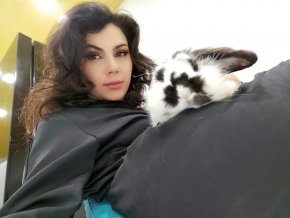 Femme simple avec un grand cœur à prendre 