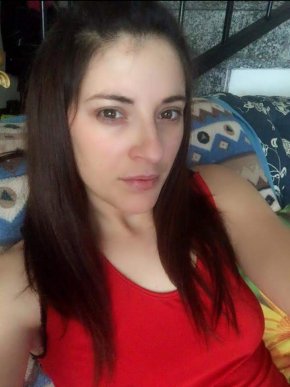 Moi je suis une femme très attentionnée et sympa aussi ouverte à toute discussion 