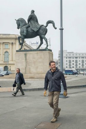 homme curieux de passage sur le site pour voir plus