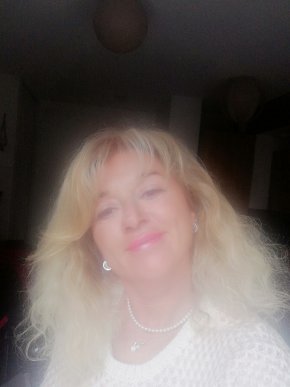 FEMME SOLAIRE AVEC DES VALEURS DE L'AMOUR ET DE L'INTELLIGENCE
