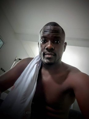 Jeune musclé pour dames qui veulent hommes africain 