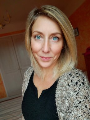 salut moi c'est chantal je suis la pour une relation serieuse base sur la confiance 