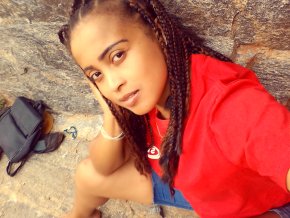 Une fille simple   charmante    qui aimé beaucoup voyagé  baladé dans  la nature 