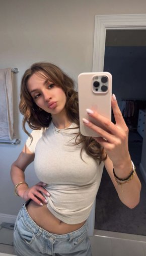 Je suis une jeune très simple calme sincère et dynamique d'une coeur ouvert je ne prend pas le tête 