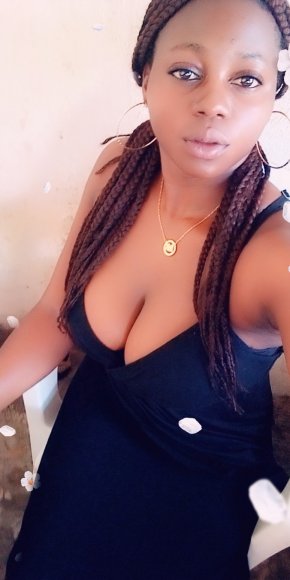 Femme amoureuse ambitieuse travailleuse posée sérieuse et aussi fidèle