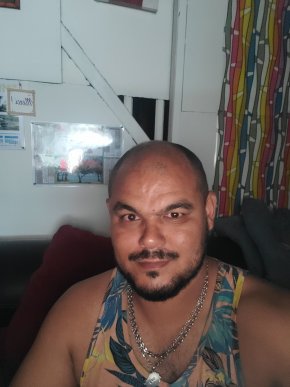 Homme qui recherche a faire connaissance et plus si affinités  