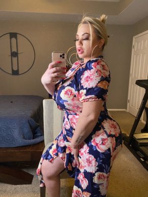 Je suis une femme simple aux énormes seins je cherche un homme