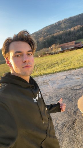 Alan, 20 ans, aime sortir et aime rencontrer du monde.