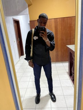 Garçon sympa joueur drôle calme mystérieux un peu obstiné 