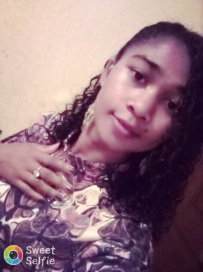 je suis une fille simple , aimante , fidele a la personne que j'aime