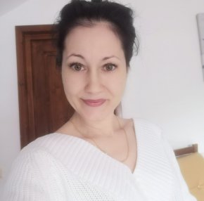 une femme timide calme mais jalouse quant elle est amoureuse 