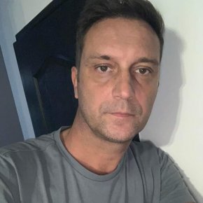 Je suis a la recherche d'amour , d'une relation stable sans prise de tête . 