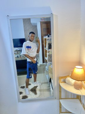 Jeune black sexy vivant à Abidjan disponible pour tout personnage intéressé et mature 