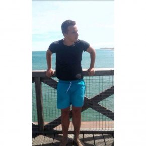 Salut je cherche une vrai relation stable, une personne sympa et qui aime rigoler