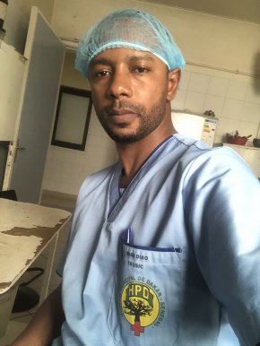 Jeune homme cool très ouvert d’esprit ambitieux et surtout gentleman 