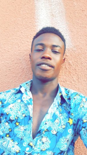 Je recherche une fille sympathique, sociable et surtout intelligente.  Je recherche l'amour