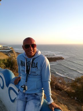 JEUNE HOMME DISPONIBLE POUR VOUS FAIRE VIVRE DES MOMENTS DE PLAISIR 