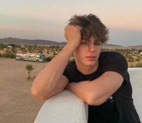 je suis toujours disponible pour les filles.
