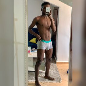 Sexy Gay Black disponible à Abidjan pour toute personne ouverte d’esprit 