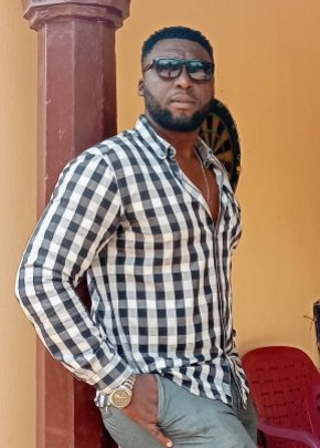 Je suis un sec cool symphatique qui aime l honnêteté et compréhension , je suis attentif.