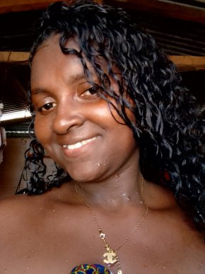 Moi c'est Elina est une femme souriante caline,n'est pas méchante et coquine
