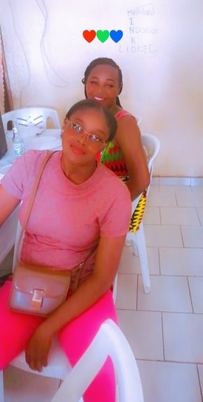 Femme simple, scincere qui aime les bonnes choses et scincere j'aime pas les menteurs et les blageur
