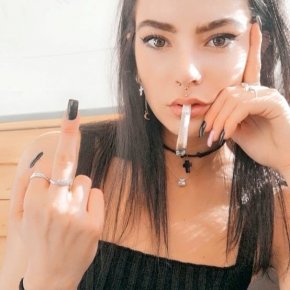 Femme Dominatrice en Quête d'un véritable homme Soumis 