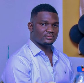 jeune homme brillant à la recherche du parfait amour
