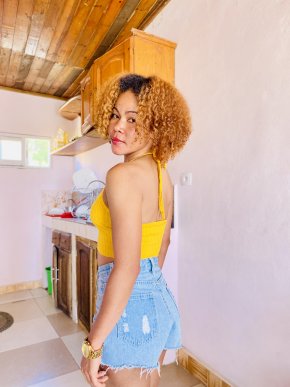 Je cherche une relation sérieuse durable, suis une fille facile à vivre aimante 