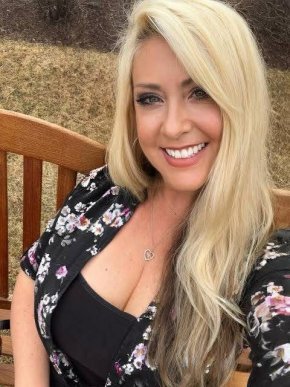 Chalereuse , aimable , généreuse, sociable, taquine, souriante, aime les plaisirs et aime en donner 