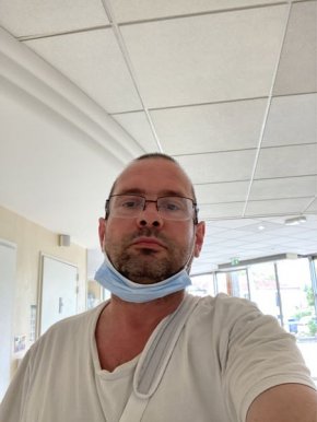 Bonjour à vous, je suis présent et ouvert