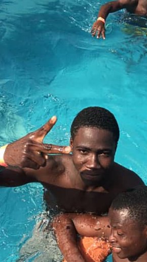 Je suis simple coule sympa j'aime faire des amis 