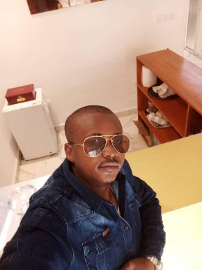 Sympa, charismatique, joviale, attentionné, gentille, réserver, calme , souriant 