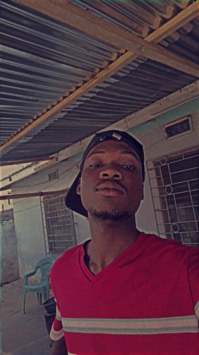 Jeune homme sympa, drôle et cool. Habite à Lome et dispo pour vous