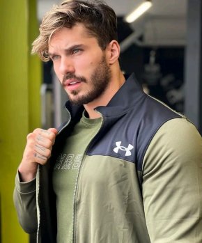 Homme class , élégant et romantique parfait  prêt à tout pour l'amour 