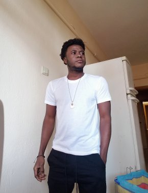 Je cherche une femme de 25 an minimum pour une relation sérieuse 