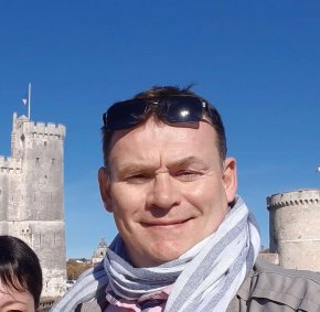 Suis nouveau et j’aimerais bien avoir des personnes sincères as mes messages pas des faux compte ?