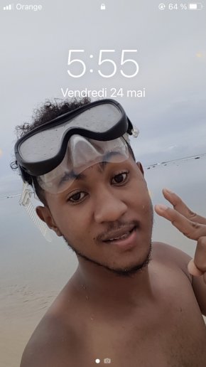 Je suis un homme célibataire qui désire en couple avec une fille française.