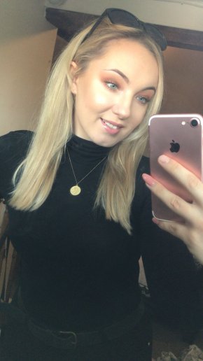 Femme blonde désireux d'un plan coquin intense 