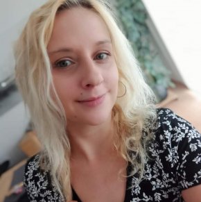 JE SUIS A LA RECHERCHE D'UNE RELATION SÉRIEUSE ET DURABLE ET SURTOUT BASÉ SÛR LA CONFIANCE 